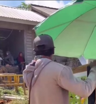 Pedagang es krim keliling diborong bule di Lombok. (Instagram)